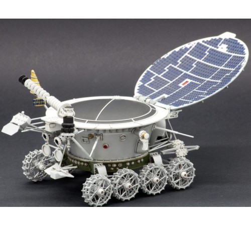Сборная модель Red Iron Models Советский дистанционно управляемый робот Луноход-1, 1/24