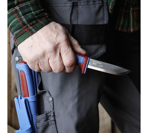 Нож Morakniv Basic 511 лимитированный 2025 углеродистая сталь, пласт. ручка (красная) синяя вставка