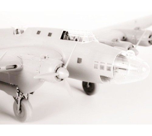 Сборная модель ZVEZDA Советский тяжелый бомбардировщик ТБ-7, 1/72