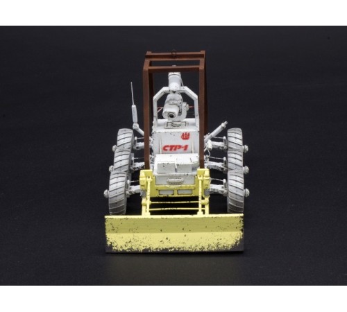 Сборная модель Red Iron Models Сервисно-транспортный робот СТР-1, 1/35
