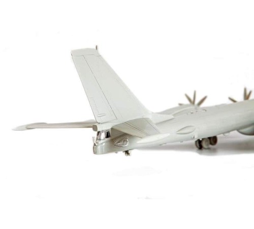 Сборная модель ZVEZDA Советский стратегический бомбардировщик Ту-95 (ограниченная серия), 1/144