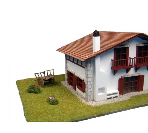 Сборная деревянная модель деревенского дома Artesania Latina Chalet kit de Caserío con carro, 1/72