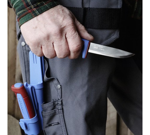 Нож Morakniv Basic 546 лимитированный 2025 нержавеющая сталь, пласт. ручка (синяя) красная вставка