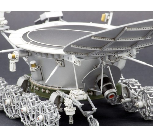 Сборная модель Red Iron Models Советский дистанционно управляемый робот Луноход-1, 1/24
