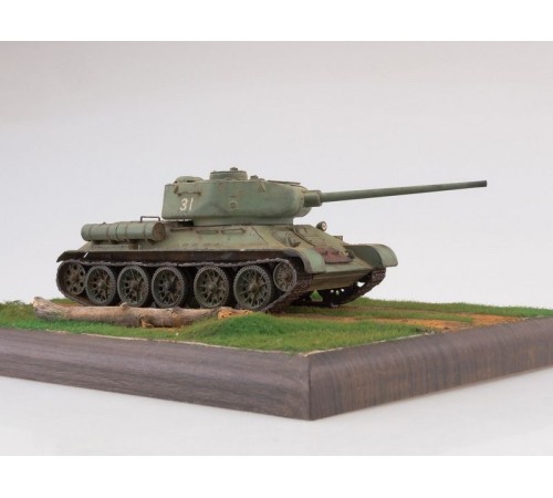 Сборная модель AVD Средний танк T-34-85, 1/43