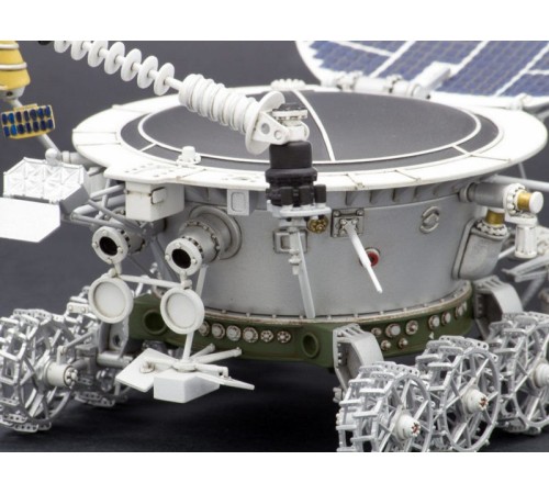 Сборная модель Red Iron Models Советский дистанционно управляемый робот Луноход-1, 1/24