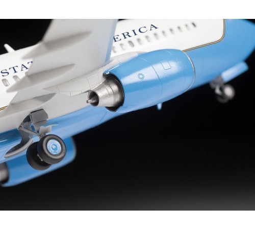 Сборная модель ZVEZDA Пассажирский авиалайнер Боинг 737-700 С-40B, 1/144