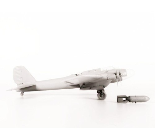 Сборная модель ZVEZDA Советский тяжелый бомбардировщик ТБ-7, 1/72