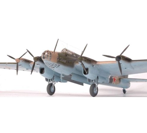 Сборная модель ZVEZDA Советский дальний бомбардировщик ПЕ-8, 1/72