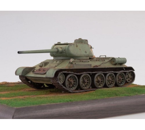 Сборная модель AVD Средний танк T-34-85, 1/43