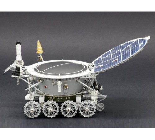 Сборная модель Red Iron Models Советский дистанционно управляемый робот Луноход-1, 1/24
