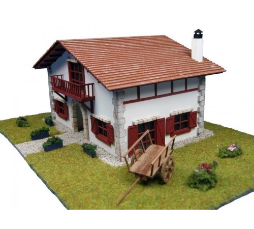 Сборная деревянная модель деревенского дома Artesania Latina Chalet kit de Caserío con carro, 1/72