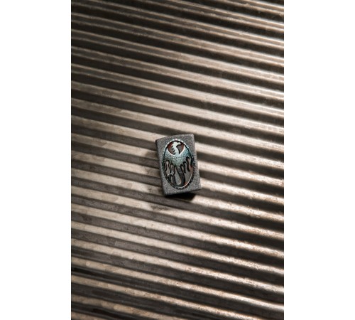 Зажигалка ZIPPO Metal Dragon Shield Design с покрытием Iron Stone™, латунь/сталь, серая, 38x13x57 мм