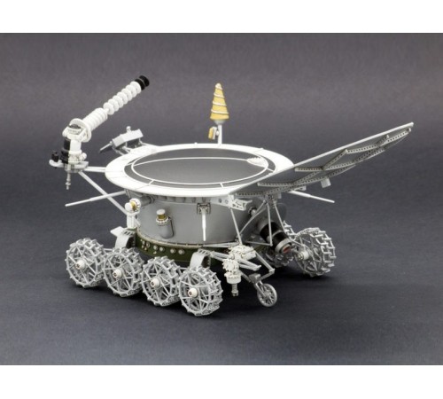 Сборная модель Red Iron Models Советский дистанционно управляемый робот Луноход-1, 1/24